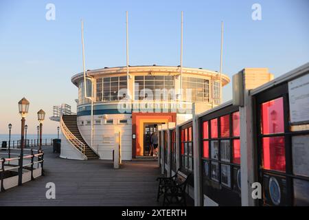 Art on the Pier, une galerie extérieure innovante créée par Creative Waves on Worthing Pier, une attraction culturelle très appréciée, dans le West Sussex, au Royaume-Uni. Banque D'Images