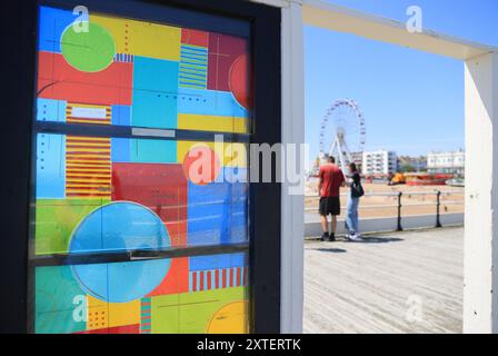 Art on the Pier, une galerie extérieure innovante créée par Creative Waves on Worthing Pier, une attraction culturelle très appréciée, dans le West Sussex, au Royaume-Uni. Banque D'Images