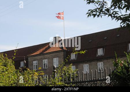 Copenhague/ Danemark/ 14 août 2024/ Danneborg ou drapeau danois flsy sur Royal Life Guard Barraks lon gothersgae à Copenhague photo. Francis Joseph Dean/Dean images non destinées à un usage commercial Banque D'Images