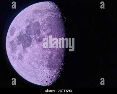 Lune à travers le télescope, Lune dans la nuit, trois quarts, gibbbous cirés, gibbbous décroissants Banque D'Images