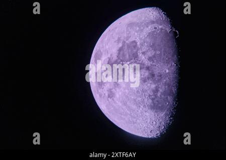 Lune à travers le télescope, Lune dans la nuit, trois quarts, gibbbous cirés, gibbbous décroissants Banque D'Images