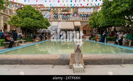 Shiraz, Iran - 4 mai 2019 : Grand bazar de Shiraz, bazar Sout Vakil avec des touristes et des iraniens locaux faisant du shopping Banque D'Images