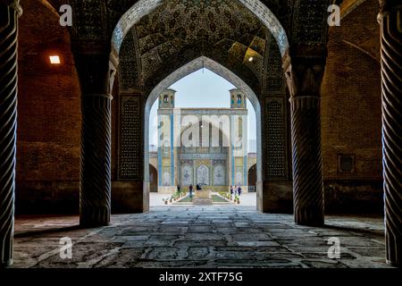 Shiraz, Iran - 4 mai 2019 : touristes dans la cour de la mosquée de Vakil vus de la salle de prière. Vakil signifie régent, titre de Karim Khan, fondateur de Banque D'Images