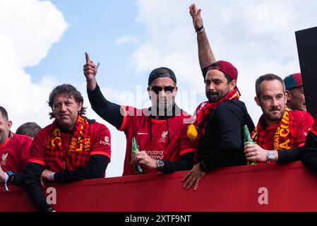 Jurgen Klopp, manager du Liverpool Football Club lors d'un défilé de victoire dans les rues de la ville célébrant les victoires de la Coupe de la Ligue et de la FA Cup Banque D'Images