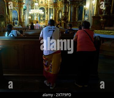 Varsovie, Pologne. 14 août 2024. Un fan du Real Madrid est vu en visite dans une église avant le match de Super Coupe de l'UEFA à Varsovie, en Pologne, le 14 août 2024. (Photo de Jaap Arriens/Sipa USA) crédit : Sipa USA/Alamy Live News Banque D'Images