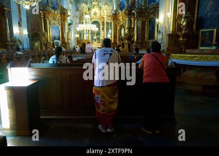 Varsovie, Pologne. 14 août 2024. Un fan du Real Madrid est vu en visite dans une église avant le match de Super Coupe de l'UEFA à Varsovie, en Pologne, le 14 août 2024. (Photo de Jaap Arriens/Sipa USA) crédit : Sipa USA/Alamy Live News Banque D'Images