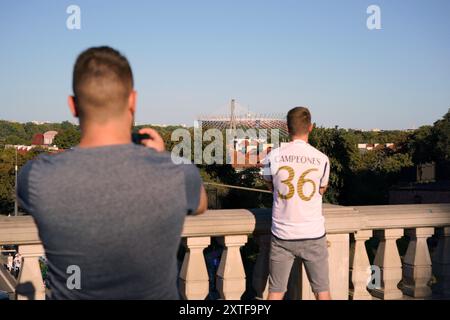 Varsovie, Pologne. 14 août 2024. Les fans de football sont vus dans la ville avant le match de Super Coupe de l'UEFA à Varsovie, en Pologne, le 14 août 2024. (Photo de Jaap Arriens/Sipa USA) crédit : Sipa USA/Alamy Live News Banque D'Images