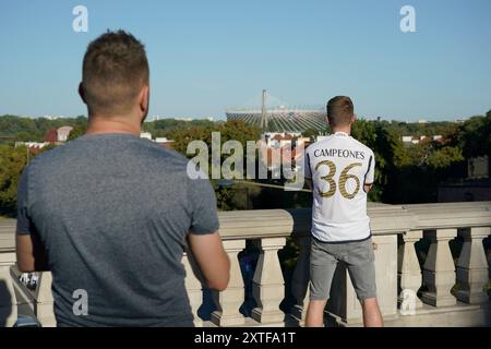 Varsovie, Pologne. 14 août 2024. Les fans de football sont vus dans la ville avant le match de Super Coupe de l'UEFA à Varsovie, en Pologne, le 14 août 2024. (Photo de Jaap Arriens/Sipa USA) crédit : Sipa USA/Alamy Live News Banque D'Images