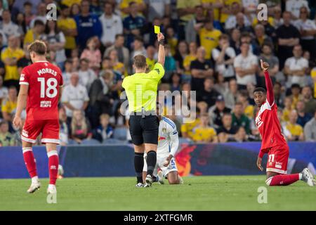 L'arbitre Anthony Backhouse montre le carton jaune Junior Firpo de Leeds United lors du match de la Carabao Cup entre Leeds United et Middlesbrough à Elland Road, Leeds le mercredi 14 août 2024. (Photo : Trevor Wilkinson | mi News) crédit : MI News & Sport /Alamy Live News Banque D'Images