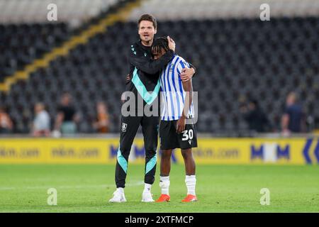 Danny Rohl Sheffield Wednesday Manager félicite et embrasse Sheffield Wednesday milieu de terrain Sean Fusire (30 ans) pendant le match Hull City FC contre Sheffield Wednesday FC Carabao Cup Round 1 au MKM Stadium, Hull, Angleterre, Royaume-Uni le 14 août 2024 crédit : Every second Media/Alamy Live News Banque D'Images