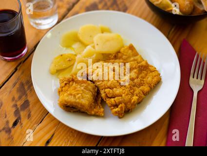 Filet de morue frit dans une panure croustillante avec des pommes de terre Banque D'Images