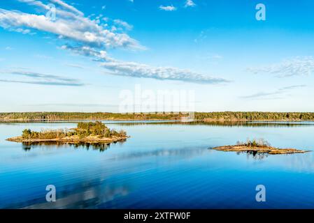 Vue panoramique sur les îles de l'archipel de Stockholm. La Suède. Paysage de l'eau Banque D'Images