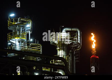 Plock, Pologne. 07 juillet 2024. Flamme vue venant de la cheminée de la raffinerie de pétrole PKN Orlen. La raffinerie PKN Orlen est la principale usine de production, la plus grande raffinerie et complexe pétrochimique de Pologne et l'un des plus grands d'Europe. Le groupe Orlen est une raffinerie multi-énergie en Pologne, en République tchèque et en Lituanie. Elle gère le segment pétrochimique et le segment minier d’hydrocarbures. En outre, elle développe le segment des sources d'énergie renouvelables et prévoit de développer une énergie nucléaire sûre. (Photo de Karol Serewis/SOPA images/SIPA USA) crédit : SIPA USA/Alamy Live News Banque D'Images