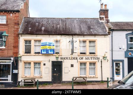 Vue de face d'un pub traditionnel nommé Shoulder of Mutton avec un panneau «maison à vendre», situé dans une rue dans une ville anglaise brampton cumbria Banque D'Images