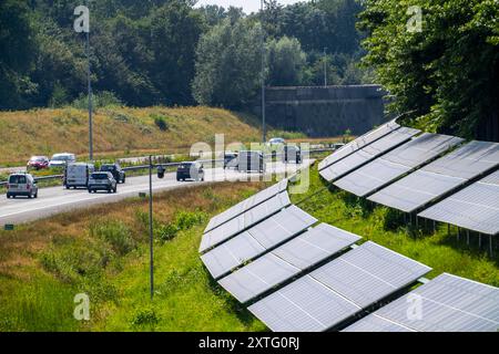 Autoroute A58, des systèmes photovoltaïques ont été installés sur les pentes au bord de la chaussée, utilisation des zones le long des routes comme un parc solaire, près d'Ette Banque D'Images