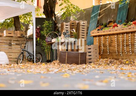 Un stand de marché agricole vacant rempli de produits biologiques cultivés localement, y compris une sélection de fruits et légumes vibrants. Stands de produits agricoles contenant des produits saisonniers et des aliments naturels et nutritifs Banque D'Images