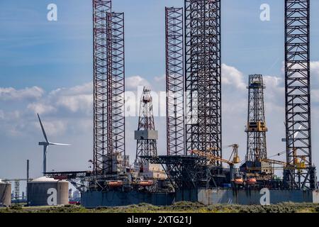 Plates-formes de production de pétrole et de gaz, appareils de forage en cours de réparation, de conversion, de modernisation dans la zone portuaire de Vlissingen-Oost, pays-Bas, Banque D'Images