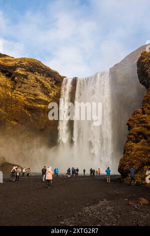 Spectaculaire cascade de skgafoss arctique vers mars 2023 en islande avec un beau paysage naturel, paysage nordique majestueux. Sommets des montagnes islandaises avec une grande cascade qui descend. Banque D'Images