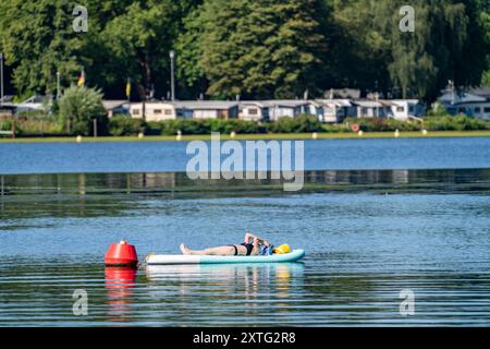 Baldeneysee, Ruhrstausee, SUP als Leseinsel, Junge Frau genießt den Sommer, auf ihrem Standuppaddel Board, an einer Boje festgemacht, Essen, NRW, Deutschland, Baldeneysee *** Baldeneysee, Ruhrstausee, SUP comme une île de lecture, jeune femme profitant de l'été, sur son stand-up paddle board, amarré à une bouée, Essen, NRW, Allemagne, Baldeneysee Banque D'Images