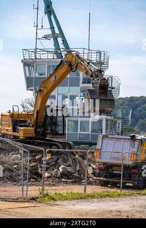 Abriss der Regatta Tribüne am Baldeneysee, in Essen, Regattaturm bleibt stehen, die gesamte Anlage wird neu gestaltet, umgebaut, erweitert, NRW, Deutschland, Baldeneysee *** démolition de la tribune de régate au lac Baldeney, à Essen, la tour de régate reste debout, l'ensemble de l'installation est en cours de reconception, de reconstruction, d'extension, NRW, Allemagne, lac Baldeney Banque D'Images