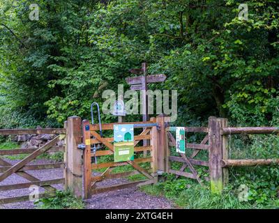 Juillet 2024 - portes et panneaux à l'entrée de Black Rock, Cheddar gorge, Somerset, Angleterre, Royaume-Uni. Banque D'Images