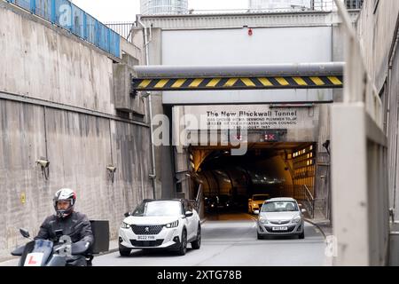 Entrée du tunnel de mur noir en direction sud ouverte à la circulation lorsque le tunnel en direction nord a été fermé pour la construction du tunnel de Silvertown, en Angleterre Banque D'Images