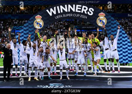 Varsovie, Pologne. 14 août 2024. Luka Modric du Real Madrid CF lève le trophée alors que les joueurs du Real Madrid CF célèbrent le match de football de la Super Coupe de l'UEFA 2024 entre le Real Madrid CF et Atalanta BC. Crédit : Nicolò Campo/Alamy Live News Banque D'Images