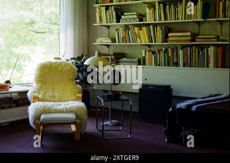 The Gropius House - Lincoln, ma - Nouvelle-Angleterre historique. Un fauteuil inclinable moderne recouvert de fourrure accueillant se trouve devant une baie vitrée dans le Bauhau Banque D'Images