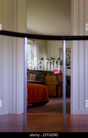 The Gropius House - Lincoln, ma - Nouvelle-Angleterre historique. La porte de la chambre de l'ATI au deuxième étage dans le Bauhaus inspiré maison avec inondation de soleil Banque D'Images