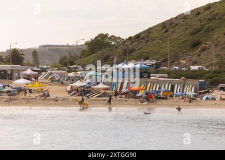 Malibu, Californie, États-Unis - 9 septembre 2023 : les surfeurs de l'après-midi apprécient Surfrider Beach. Banque D'Images