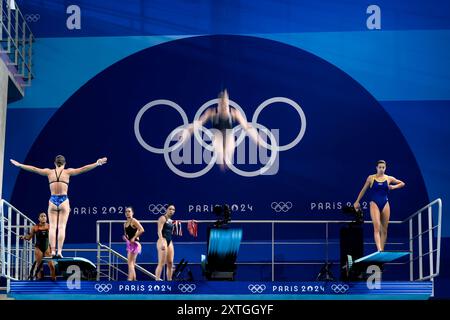 Les athlètes s’échauffent avant la finale féminine de plongeon 3m tremplin lors des Jeux Olympiques de Paris 2024 au Centre aquatique de Paris (France), le 09 août 2024. Banque D'Images