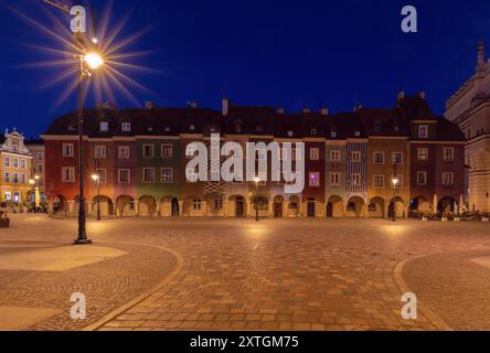 Vieilles maisons médiévales sur la place de la mairie pendant l'heure bleue au petit matin, Poznan, Pologne Banque D'Images