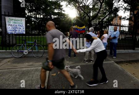 Valencia, Carabobo, Venezuela. 12 août 2024. 10 août 2024. De petits groupes de citoyens en prière ont été organisés dans divers secteurs urbains de plusieurs villes du Venezuela, pour demander la paix, la justice et la libération des prisonniers politiques. Dans la ville de Valence, État de Carabobo. Photo : Juan Carlos Hernandez (crédit image : © Juan Carlos Hernandez/ZUMA Press Wire) USAGE ÉDITORIAL SEULEMENT! Non destiné à UN USAGE commercial ! Banque D'Images