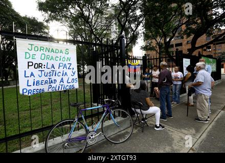 Valencia, Carabobo, Venezuela. 12 août 2024. 10 août 2024. De petits groupes de citoyens en prière ont été organisés dans divers secteurs urbains de plusieurs villes du Venezuela, pour demander la paix, la justice et la libération des prisonniers politiques. Dans la ville de Valence, État de Carabobo. Photo : Juan Carlos Hernandez (crédit image : © Juan Carlos Hernandez/ZUMA Press Wire) USAGE ÉDITORIAL SEULEMENT! Non destiné à UN USAGE commercial ! Banque D'Images