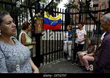 Valencia, Carabobo, Venezuela. 12 août 2024. 10 août 2024. De petits groupes de citoyens en prière ont été organisés dans divers secteurs urbains de plusieurs villes du Venezuela, pour demander la paix, la justice et la libération des prisonniers politiques. Dans la ville de Valence, État de Carabobo. Photo : Juan Carlos Hernandez (crédit image : © Juan Carlos Hernandez/ZUMA Press Wire) USAGE ÉDITORIAL SEULEMENT! Non destiné à UN USAGE commercial ! Banque D'Images