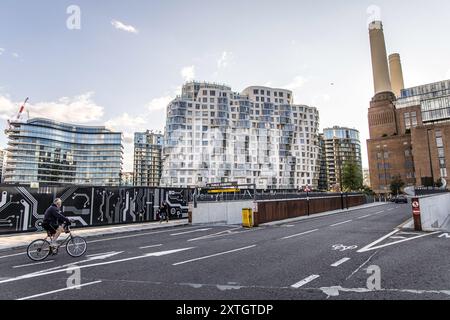 Londres, Royaume-Uni- 6 août 2023 : complexe d'appartements moderne près de Battersea. Banque D'Images