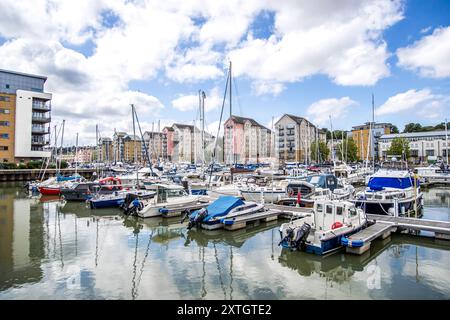 Portishead, Royaume-Uni- 10 août 2023 : Marina Bay pleine de bateaux et de yachts par une belle journée d'été ensoleillée. Banque D'Images