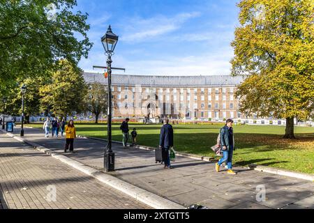 Bristol , Royaume-Uni - 28 octobre 2023 : bureaux du conseil municipal de Bristol et fontaine à College Green. Banque D'Images