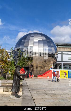 Bristol, Royaume-Uni - 28 octobre 2023 : at-Bristol sur le Millennium Square Glass Planetarium Ball. Banque D'Images