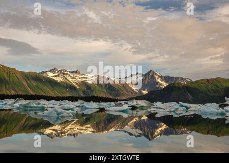 Réflexions matinales sur les montagnes de la péninsule de Kenai et les icebergs dans le lagon du glacier Bear dans le centre-sud de l'Alaska. Banque D'Images