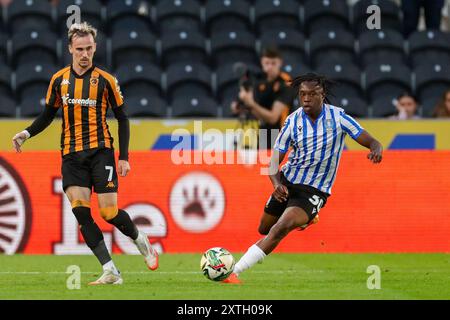 Le milieu de terrain de Sheffield mercredi Sean Fusire (30) combat avec l'attaquant de Hull City Liam Millar (7) lors du match Hull City FC contre Sheffield mercredi FC Carabao Cup Round 1 au MKM Stadium, Hull, Angleterre, Royaume-Uni le 14 août 2024 crédit : Every second Media/Alamy Live News Banque D'Images