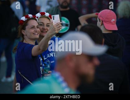 Varsovie, finale de Super Coupe de l'UEFA entre le Real Madrid et Atalanta. 14 août 2024. Les supporters se rassemblent autour du stade national de Varsovie, en Pologne, avant la finale de la Super Coupe de l'UEFA entre le Real Madrid et Atalanta, le 14 août 2024. Crédit : Jaap Arriens/Xinhua/Alamy Live News Banque D'Images