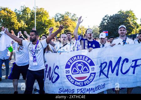 Les fans polonais du Real Madrid chantent en soutien à leur équipe. Les fans des vainqueurs de la Ligue des champions espagnole, le Real Madrid, et des vainqueurs de la Coupe italienne de l'UEFA, Atalanta, se sont réunis sur la place Kahla à Varsovie, près de la Vistule, pour le festival des fans de la Super Coupe de l'UEFA. En prévision du match de ce soir-là, les visiteurs font la queue pour prendre des photos avec le trophée et participer à plusieurs matchs et activités liés au football, avant de se rendre au stade pour le match. La Super Coupe de l'UEFA se déroule au PGE Narodowy à Varsovie le 14 août 2024 et est disputée par les vainqueurs de la Ligue des Champions et de l'UEFA Banque D'Images