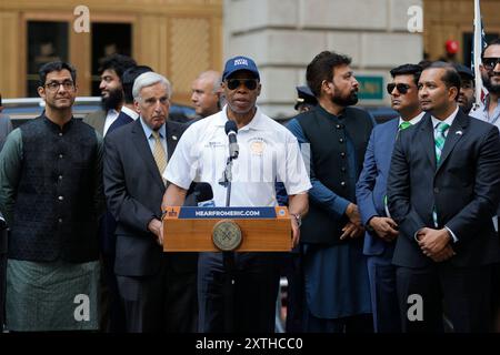 NY, États-Unis. 14 août 2024. New York, États-Unis, 14 août 2024 - le maire de New York, Eric Adams, prononce un discours lors d'une cérémonie de levée de drapeau en l'honneur de la Journée de l'indépendance du Pakistan au Bowling Green Park à New York, NY, le mercredi 14 août 2024. Des dirigeants de la communauté, des dignitaires et des membres de la communauté pakistano-américaine ont assisté à l'événement, célébrant le patrimoine culturel et les contributions des Pakistanais à New York. Photo : Luiz Rampelotto/EuropaNewswire. (Crédit image : © Luiz Rampelotto/ZUMA Press Wire) USAGE ÉDITORIAL SEULEMENT! Non destiné à UN USAGE commercial ! Banque D'Images