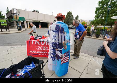 La marchandise non officielle de la campagne présidentielle Donald Trump est offerte à la vente en dehors d'un rassemblement de campagne à l'auditorium Thomas Wolfe du Harrah's Cherokee Center à Asheville, Caroline du Nord, États-Unis, le 14 août 2024. (Photo de Julia Beverly/Alamy) USAGE ÉDITORIAL SEULEMENT! NON DESTINÉ À UN USAGE COMMERCIAL Banque D'Images