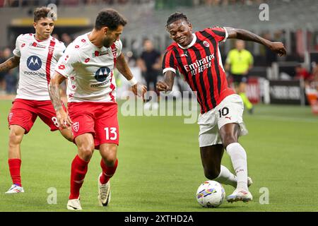 Milan, Italie. 14 août 2024. Italie, Milan, 13 août 2024 : Rafael Leao (AC Milan) attaque la zone de pénalité en première mi-temps lors du match de football AC Milan vs AC Monza, match amical 'Trofeo Silvio Berlusconi', San Siro Stadium. AC Milan vs AC Monza, pré-saison ''Trofeo Silvio Berlusconi'' disputé .au stade San Siro le 13 août 2024 (image crédit : © Fabrizio Andrea Bertani/Pacific Press via ZUMA Press Wire) USAGE ÉDITORIAL SEULEMENT! Non destiné à UN USAGE commercial ! Banque D'Images