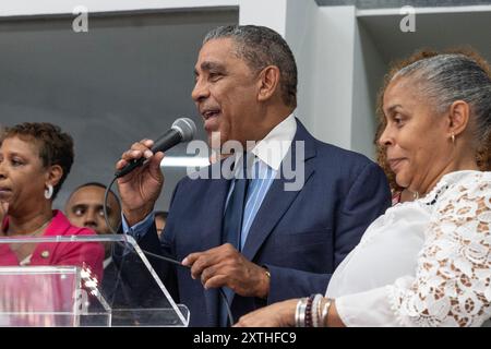 Adriano Espaillat, membre du Congrès, prend la parole lors d'un rassemblement en soutien à Kamala Harris pour la présidence à Unity Hall à New York le 14 août 2024. Le rassemblement pour soutenir Kamala Harris a été organisé par le district du parti démocrate de West Harlem et le député Adriano Espaillat. Des militants organisaient un rassemblement de protestation en face de Unity Hall pour soutenir la Palestine et accusaient l'administration Biden-Harris de complicité en fournissant des armes à Israël. Ces militants ont exigé l'arrêt de la vente d'armes à Israël. (Photo de Lev Radin/Sipa USA) Banque D'Images