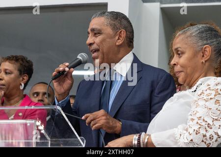 Adriano Espaillat, membre du Congrès, prend la parole lors d'un rassemblement en soutien à Kamala Harris pour la présidence à Unity Hall à New York le 14 août 2024 Banque D'Images