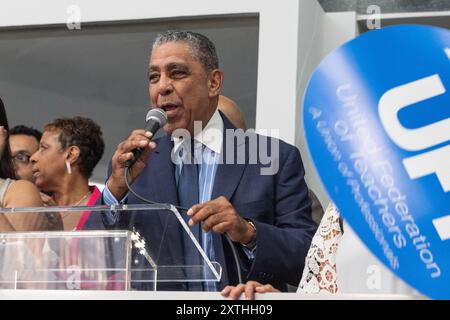 Adriano Espaillat, membre du Congrès, prend la parole lors d'un rassemblement en soutien à Kamala Harris pour la présidence à Unity Hall à New York le 14 août 2024 Banque D'Images