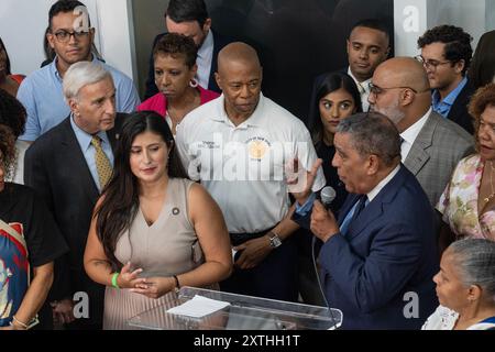 Adriano Espaillat, membre du Congrès, prend la parole lors d'un rassemblement en soutien à Kamala Harris pour la présidence à Unity Hall à New York le 14 août 2024 Banque D'Images